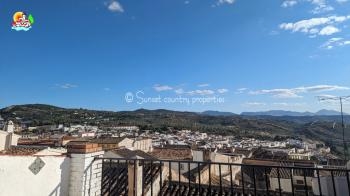 Archidona, Spacious 6 bedrooms town house distributed over 3 floors with roof terrace and wonderful views 