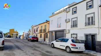 Rute,  Beautifully presented six-bedroom, three-bathroom, three-storey town house with patio and large garage / workshop