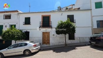 Iznajar, spacious 4 bedroom, 2 bathroom family home which comes with a large roof terrace with lovely views.