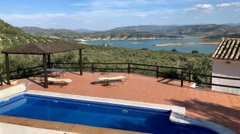 Rute, beautiful, immaculate 3 bed - 4 bath, spacious country property with swimming pool, garage and stunning views of the lake of Iznajar. 