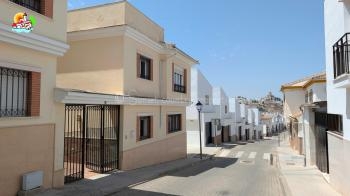 Iznajar. Well presented, spacious town house. Large rooftop terrace with stunning  lake views, central location