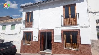 Archidona, Recently reformed 2 bedroom town house situated in the town, also includes a totally refurbished bathroom and fitted kitchen with modern appliances. 