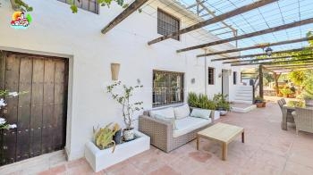 Iznajar, 3 bedroom country property in a peaceful setting, with traditional character, private outdoor space, swimming pool and stunning views.