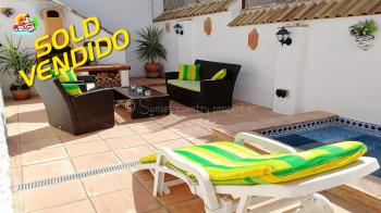 Iznajar, Well presented traditional 2/3 bedroom town house with plunge pool, large terrace and garage