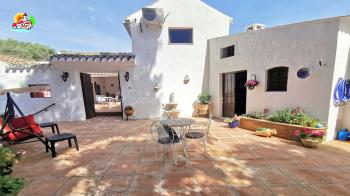Iznajar, Characterful detached Cortijo with an independent self contained apartment and swimming pool