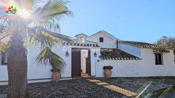 Iznajar, Detached 6 bedroom, 5 bathroom Cortijo with fabulous panoramic views of the Lake with an independent guest apartment and large swimming pool.