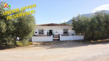 Villanueva del Trabuco, beautiful, very well presented 2 bedroom villa with pool and great outdoor space.