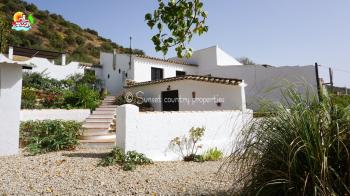 Fuente de Cesna, stunning traditional style Cortijo with swimming pool and fantastic views of the surrounding countryside.