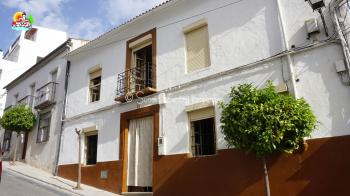 Iznajar, Spacious 4 bedroom, 2 bathroom traditional town house with double garage situated in the beautiful town of Iznajar