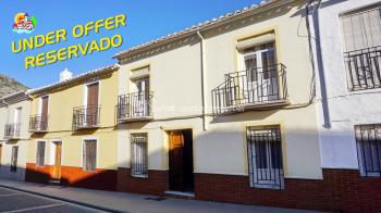 Archidona, 2 bedroomed, 1 bathroom town house in great conditions and only on 2 minutes walk from the town centre and all amenities.