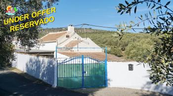 Loja, Lovely semi detached 3 bed / 3 bath property with beautiful salt water swimming pool and great outdoor space. 