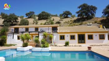 Loja, stunning 4 / 5 bedroom & 3 bathroom detached country property which comes with a beautiful swimming pool and fantastic views