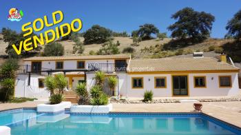 Loja, stunning 4 / 5 bedroom & 3 bathroom detached country property which comes with a beautiful swimming pool and fantastic views