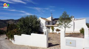 Iznajar, beautiful detached, traditional Andalucian style farmhouse with many original features and pool with amazing views.