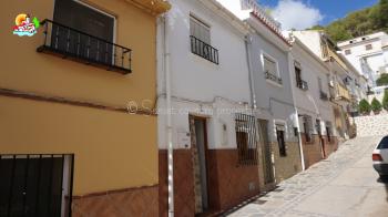 Villanueva del Trabuco, well presented 3 bedroom 2 bathroom town house in the centre of the town with patio and roof terrace