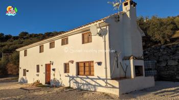 Iznajar, Lovely detached farmhouse with wonderful unspoilt views of the lake of Iznajar and surrounding countryside