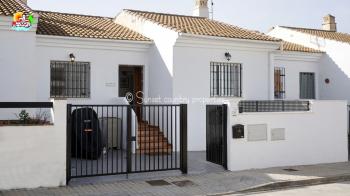 Iznajar, immaculate 4 bedroom, 2.5 bathroom town house with beautiful views of the lake and the town.
