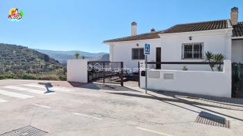 Iznajar, delightful 4 bedroom, 2 bathroom plus w.c end of terrace town property with stunning views of the lake & castle.
