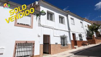 Villanueva de Algaidas, beautiful, well presented town house with swimming pool and wonderful views