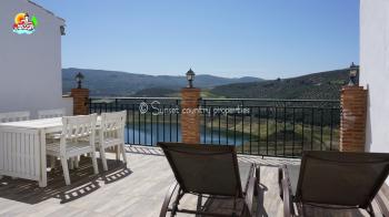 Iznajar, beautiful ready to move into 3 bed 2 bath town house with incredible views of the lake