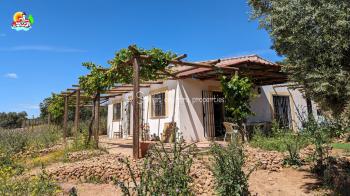 Loja, Delightful 2 bedroom single story country cottage with 8200 m2 of private fenced land. 