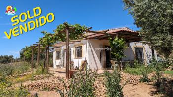 Loja, Delightful 2 bedroom single story country cottage with 8600 m2 of private fenced land. 