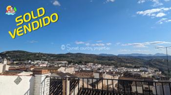 Archidona, Spacious 6 bedrooms town house distributed over 3 floors with roof terrace and wonderful views 