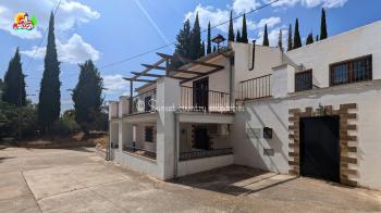 Loja, Fabulous 4 bed & 4 bath property situated in a beautiful location in the picturesque village of Riofrio in the Granada region.