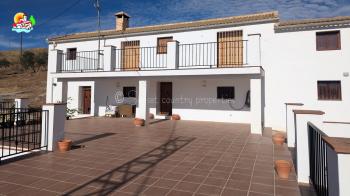 Loja, lovely detached country property with large swimming pool and stunning panoramic views of the surrounding countryside