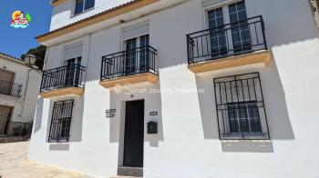 Villanueva del Trabuco, lovely, well presented 2/3 bed town house with stunning views.