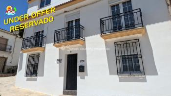 Villanueva del Trabuco, lovely, well presented 2/3 bed town house with stunning views.