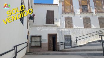 Iznajar, Lake views spacious 4 bed 2 bath town house which comes with two sun terraces over looking the lake of Iznajar.