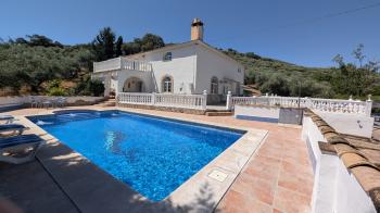 Iznajar, spacious detached country home offers the perfect balance of comfort, space, rural charm and swimming pool.